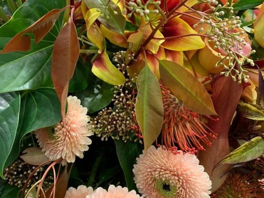 Blumenarrangement mit Gerbera-Pomponi