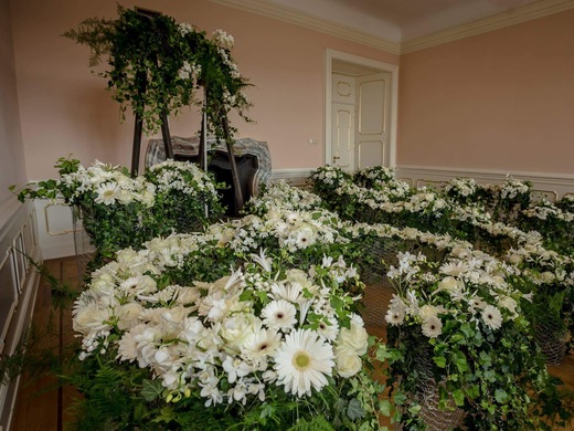 Blumenarrangement für einen Schlossraum